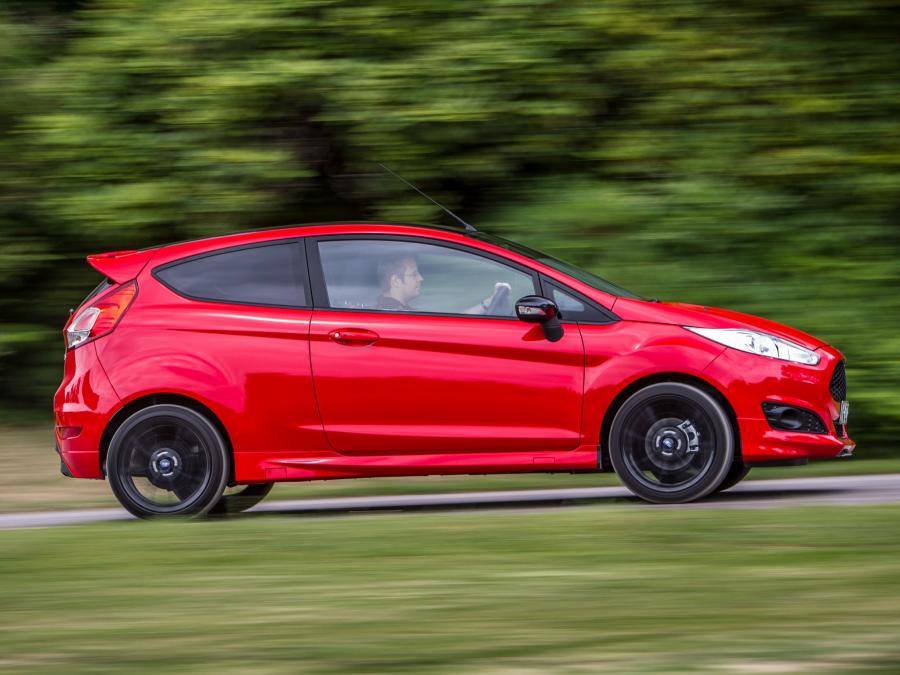 Ford Fiesta Zetec S Red 2014 года  (UK) (фото 17 из 26)